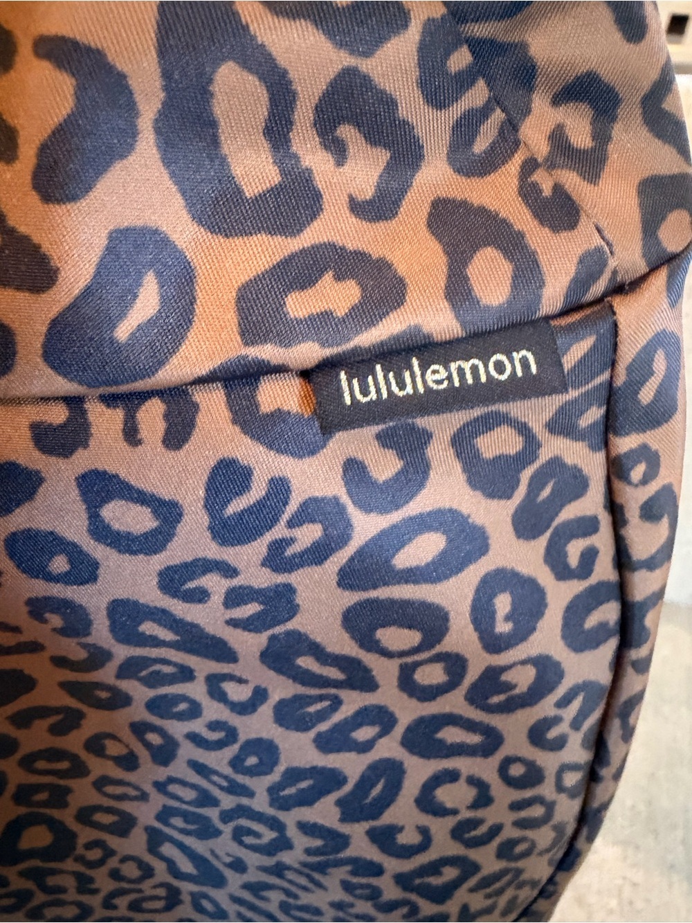 Lululemon Large Slouchy Sling Bag 13L
Metal Hardware leopard print NWT - Picture 13 of 14